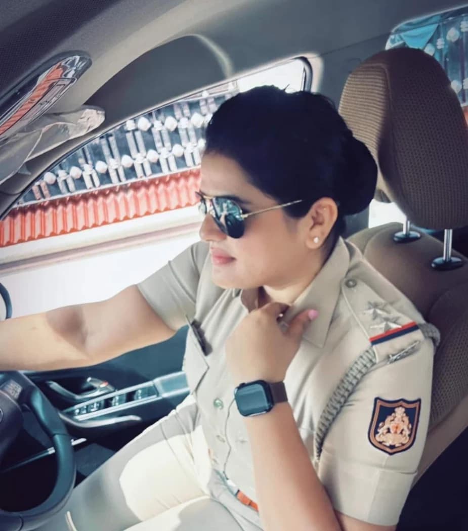 Watch MLA Prajwal Revanna secretary go fully nude and show off her tight pussy in a closeup - Image 18