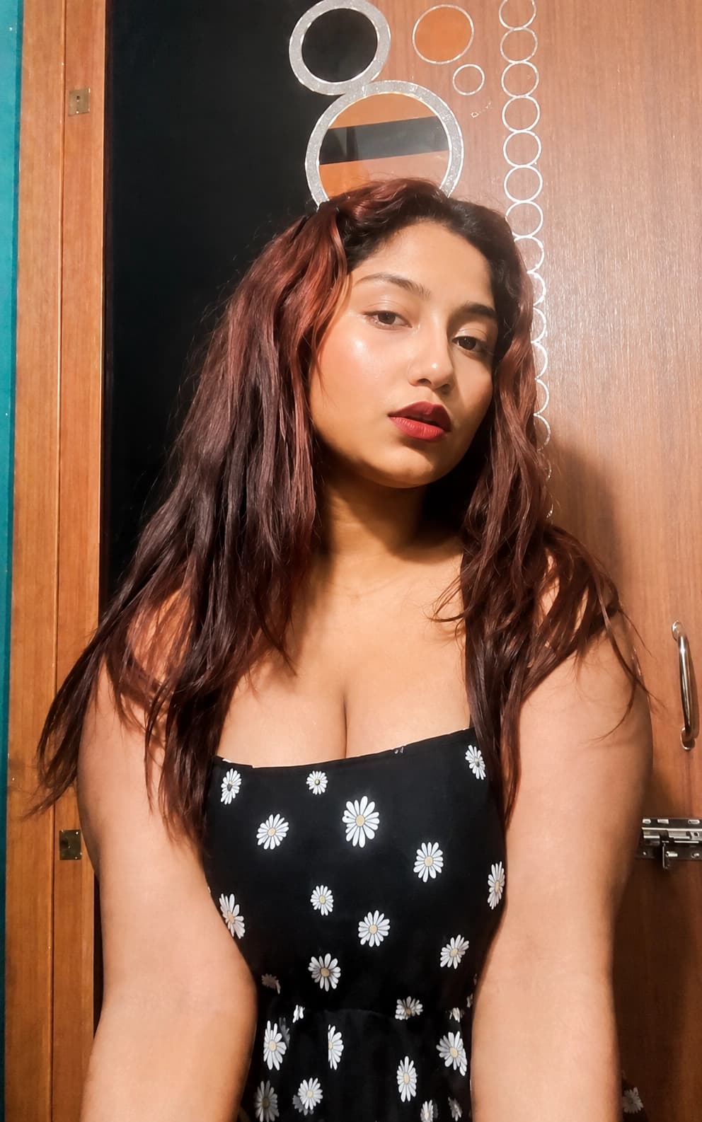 Featured image for Hot Indian Babe Pulls Down Her Top And Shows Off Her Huge Boobs