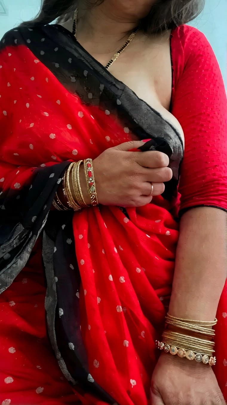 Featured image for This Horny Bhabhi in Saree Just Couldn't Stop Playing with Her Massive Tits on Cam