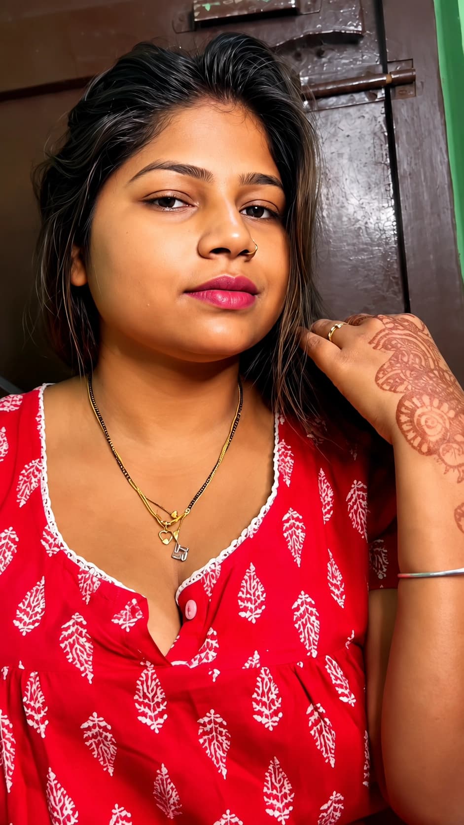 Featured image for This Horny Desi Bhabhi Goes Topless And Squeezes Her Huge Boobs On Cam